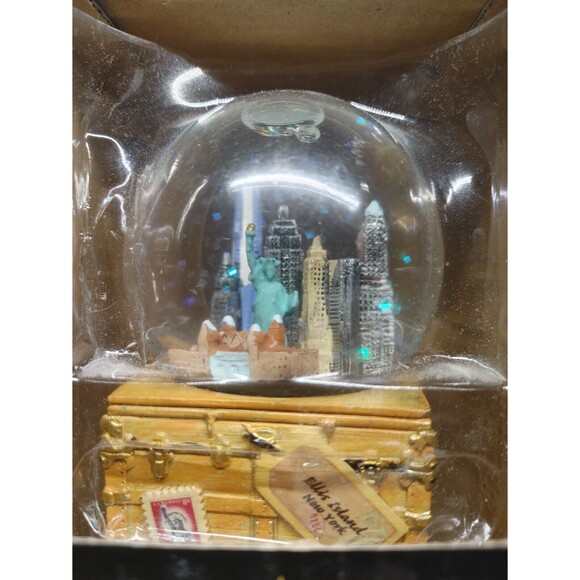 Glass Waterball Snow Globe of New York SkyLine BRAND NEW - Picture 7 of 7